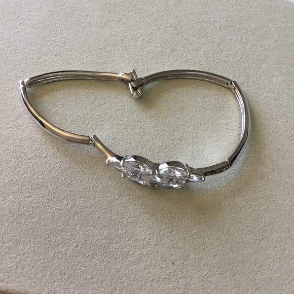 Elegant Silver Crystal Flower Bracelet - Picture 5 of 12